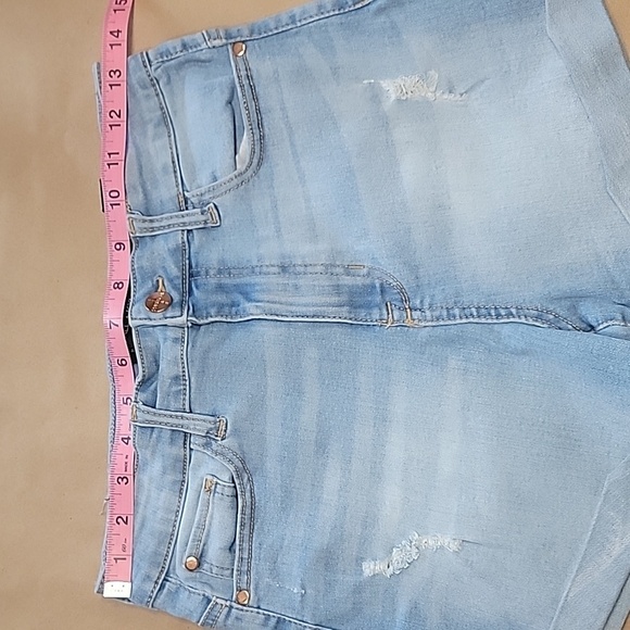 Kendall + Kylie Size 9/29 The Icon Short, Medium Light Wash Denim Shorts - Picture 3 of 11